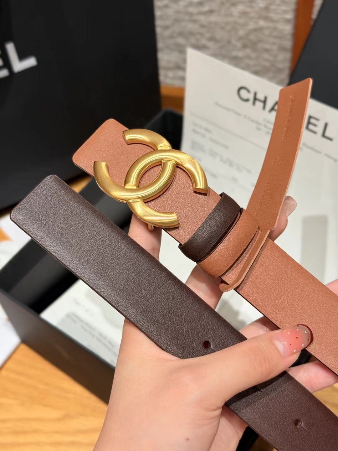 香家双面女士腰带这款采用头层牛皮制作，24p cc金色饰面logo扣，黄铜金属，双面小牛皮腰带，日常百搭