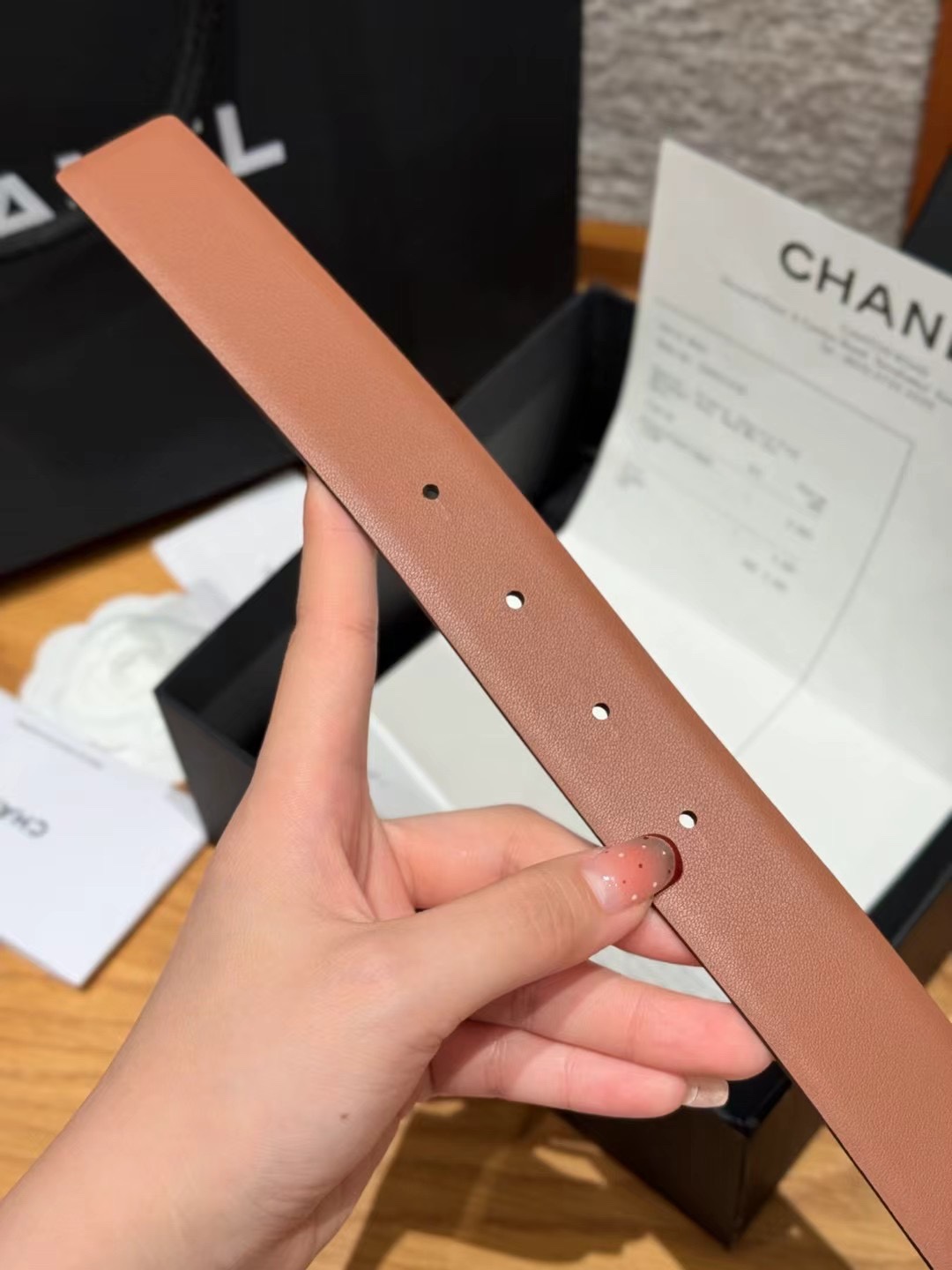 香家双面女士腰带这款采用头层牛皮制作，24p cc金色饰面logo扣，黄铜金属，双面小牛皮腰带，日常百搭