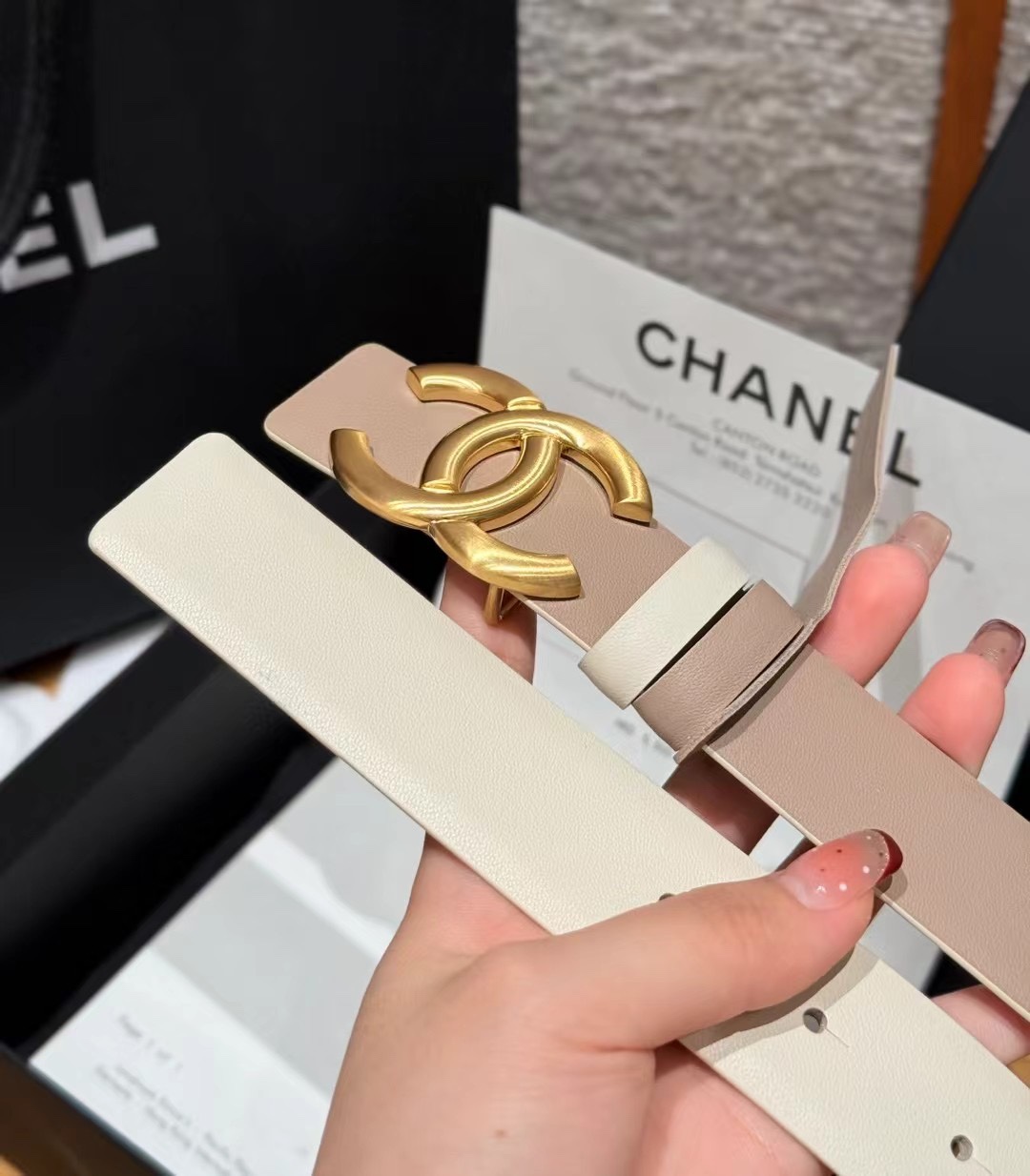 香家双面女士腰带这款采用头层牛皮制作，24p cc金色饰面logo扣，黄铜金属，双面小牛皮腰带，日常百搭