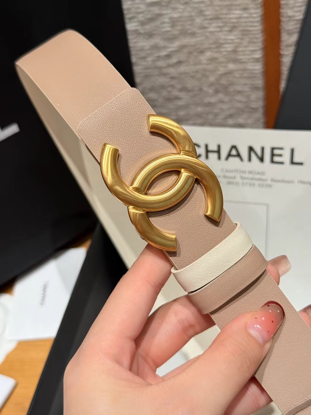 香家双面女士腰带这款采用头层牛皮制作，24p cc金色饰面logo扣，黄铜金属，双面小牛皮腰带，日常百搭