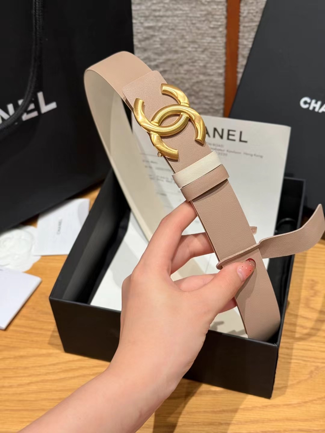 香家双面女士腰带这款采用头层牛皮制作，24p cc金色饰面logo扣，黄铜金属，双面小牛皮腰带，日常百搭