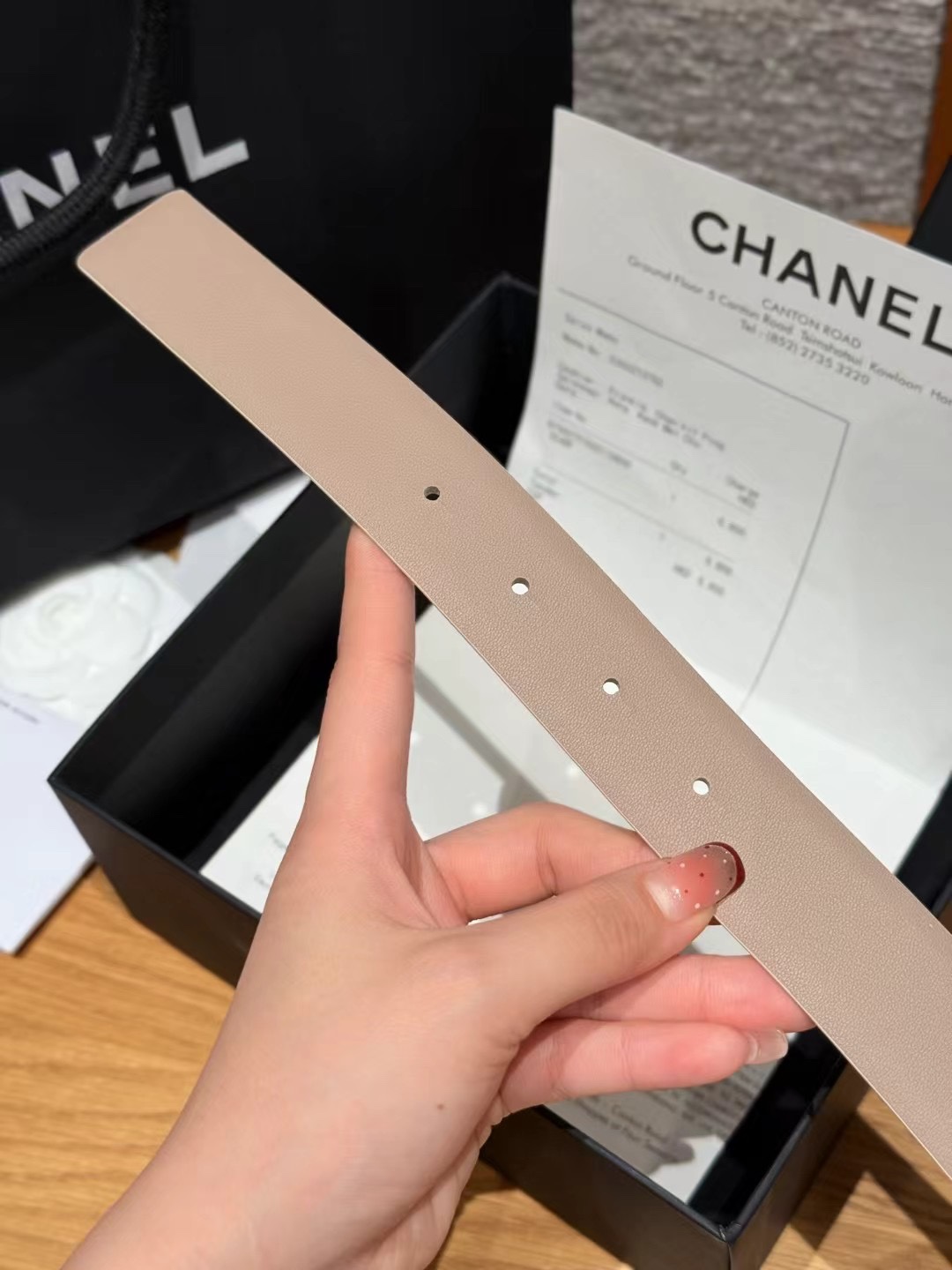 香家双面女士腰带这款采用头层牛皮制作，24p cc金色饰面logo扣，黄铜金属，双面小牛皮腰带，日常百搭