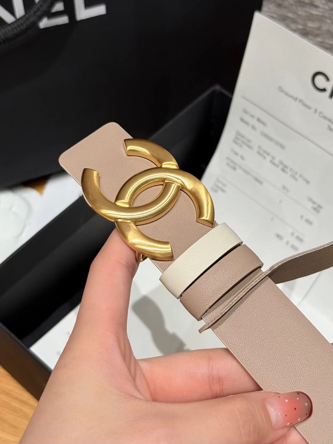 香家双面女士腰带这款采用头层牛皮制作，24p cc金色饰面logo扣，黄铜金属，双面小牛皮腰带，日常百搭