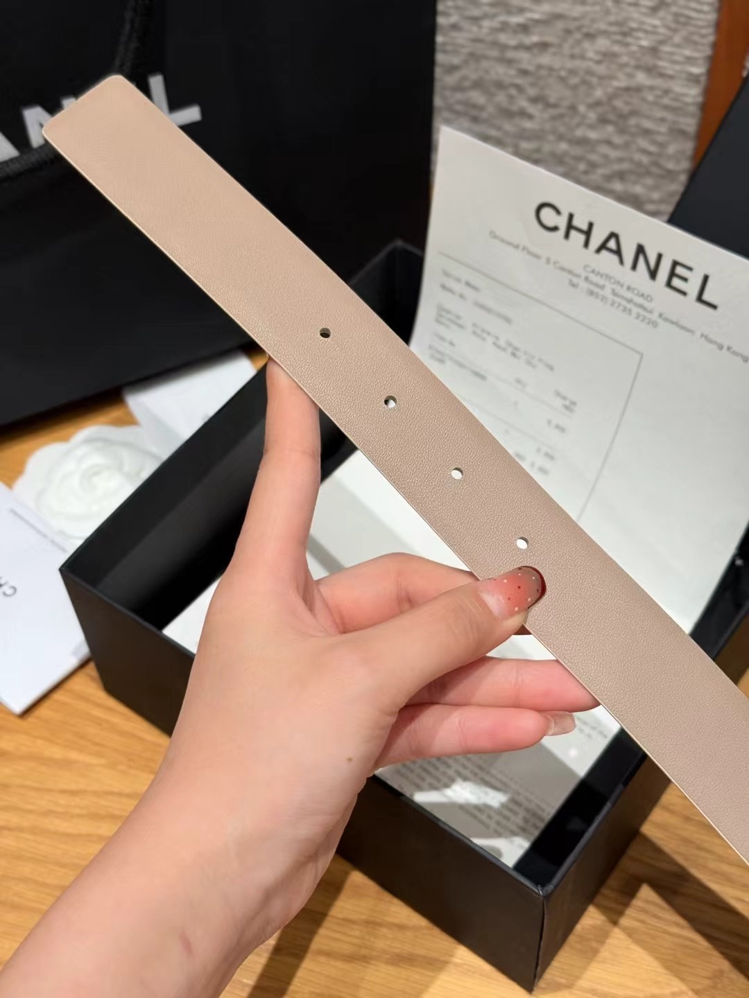 香家双面女士腰带这款采用头层牛皮制作，24p cc金色饰面logo扣，黄铜金属，双面小牛皮腰带，日常百搭