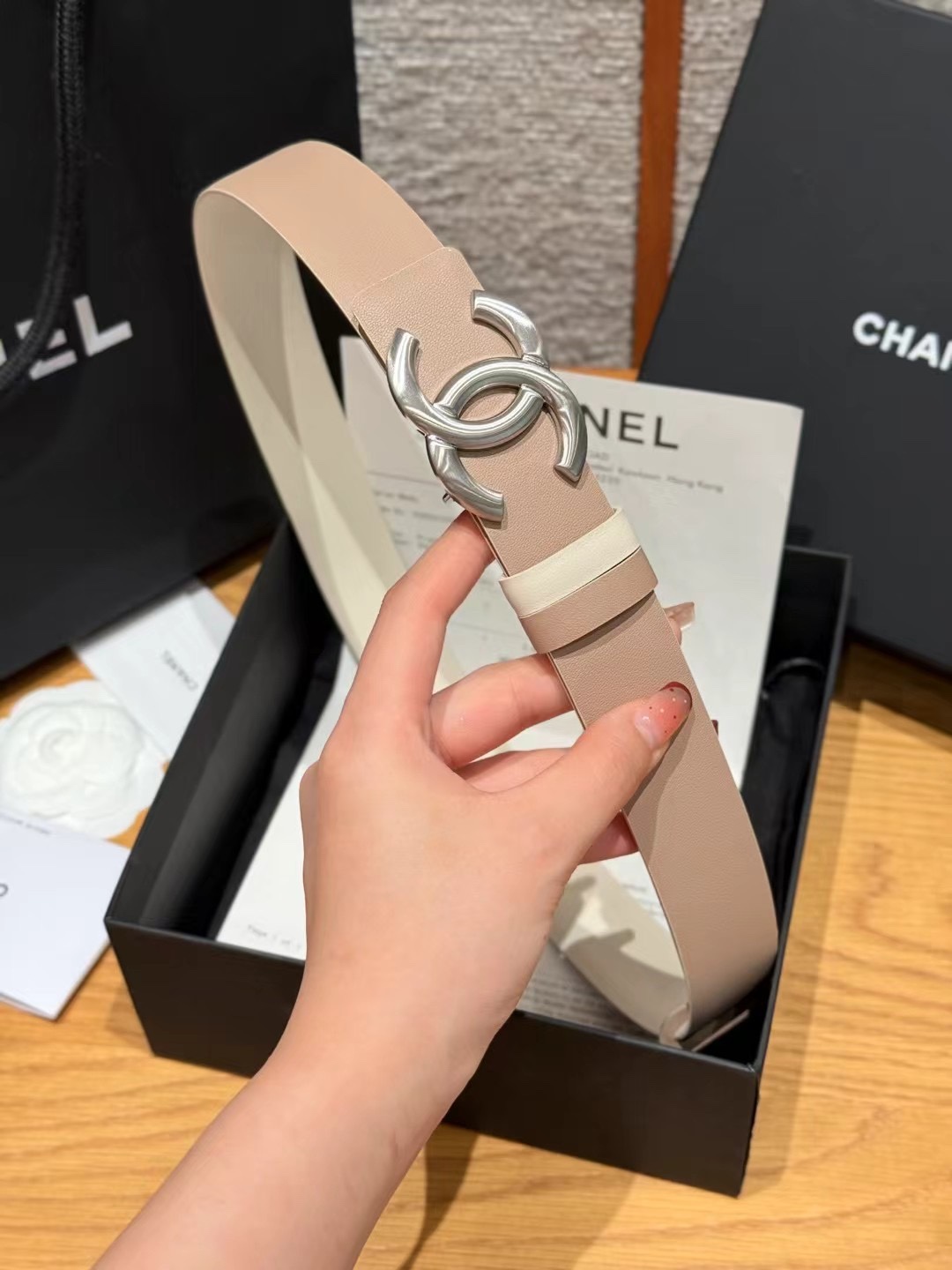 香家双面女士腰带这款采用头层牛皮制作，24p cc金色饰面logo扣，黄铜金属，双面小牛皮腰带，日常百搭