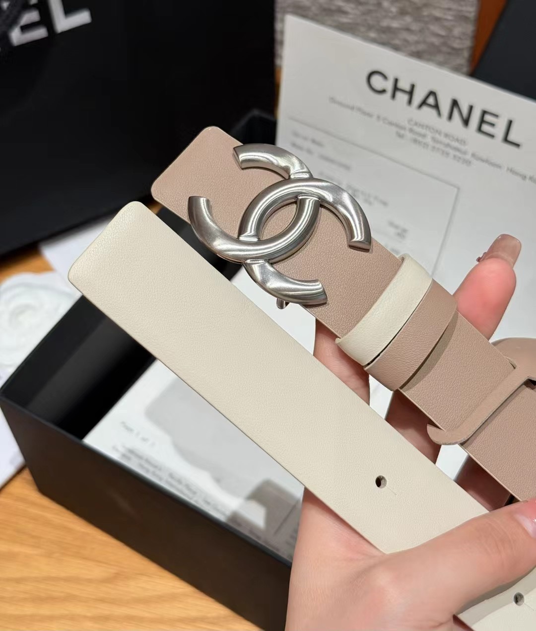 香家双面女士腰带这款采用头层牛皮制作，24p cc金色饰面logo扣，黄铜金属，双面小牛皮腰带，日常百搭