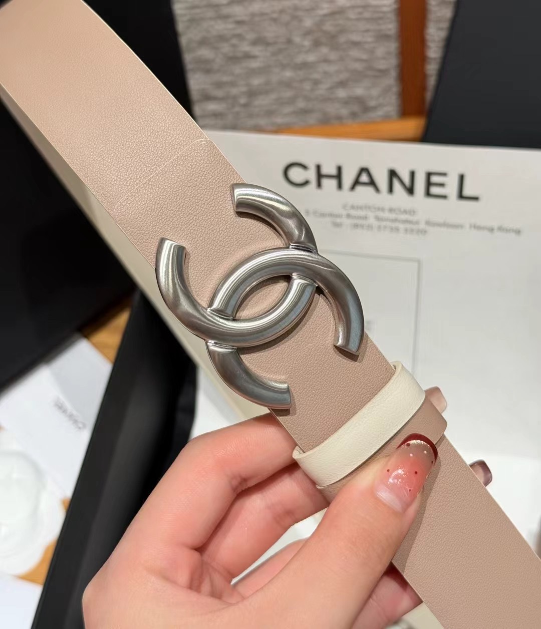 香家双面女士腰带这款采用头层牛皮制作，24p cc金色饰面logo扣，黄铜金属，双面小牛皮腰带，日常百搭