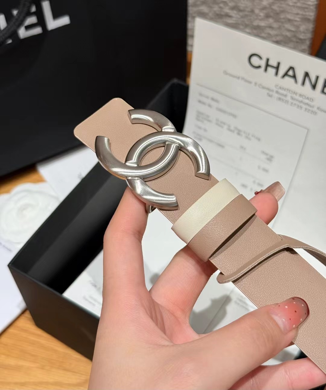 香家双面女士腰带这款采用头层牛皮制作，24p cc金色饰面logo扣，黄铜金属，双面小牛皮腰带，日常百搭