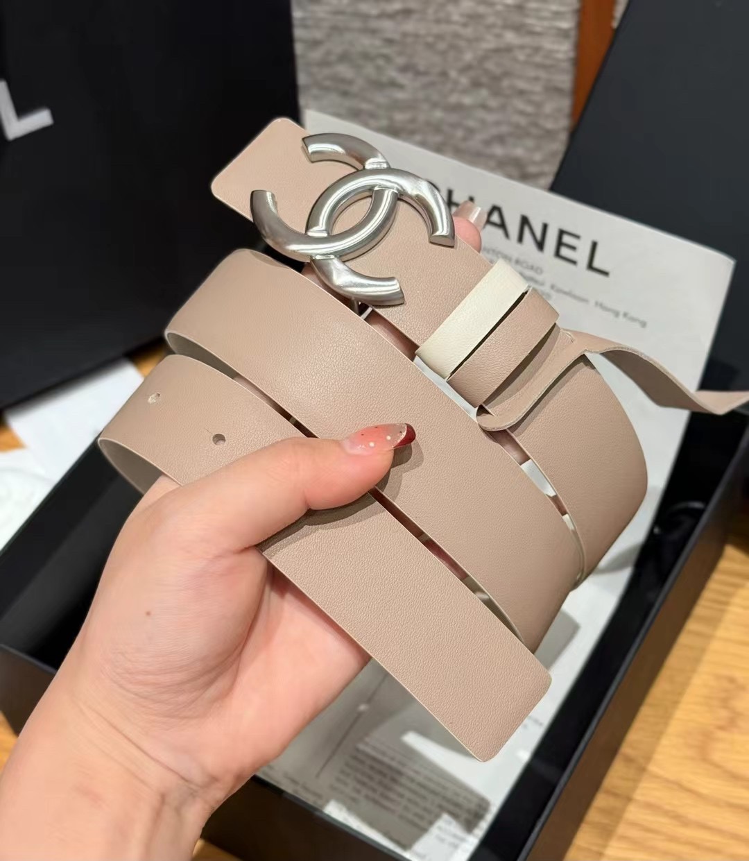 香家双面女士腰带这款采用头层牛皮制作，24p cc金色饰面logo扣，黄铜金属，双面小牛皮腰带，日常百搭