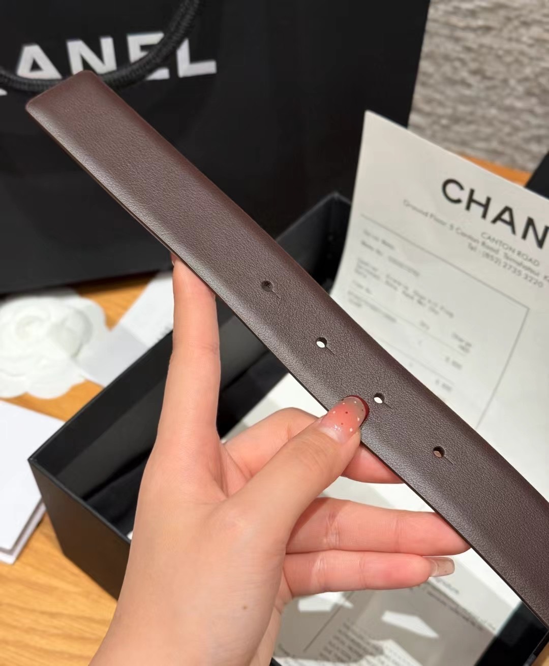 香家双面女士腰带这款采用头层牛皮制作，24p cc金色饰面logo扣，黄铜金属，双面小牛皮腰带，日常百搭