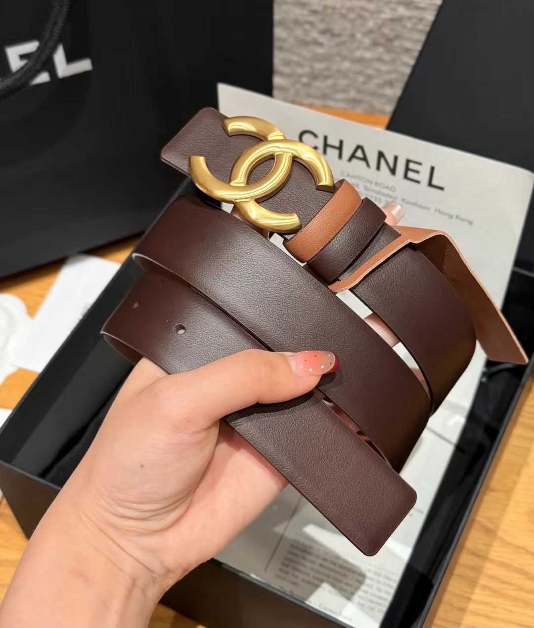 香家双面女士腰带这款采用头层牛皮制作，24p cc金色饰面logo扣，黄铜金属，双面小牛皮腰带，日常百搭