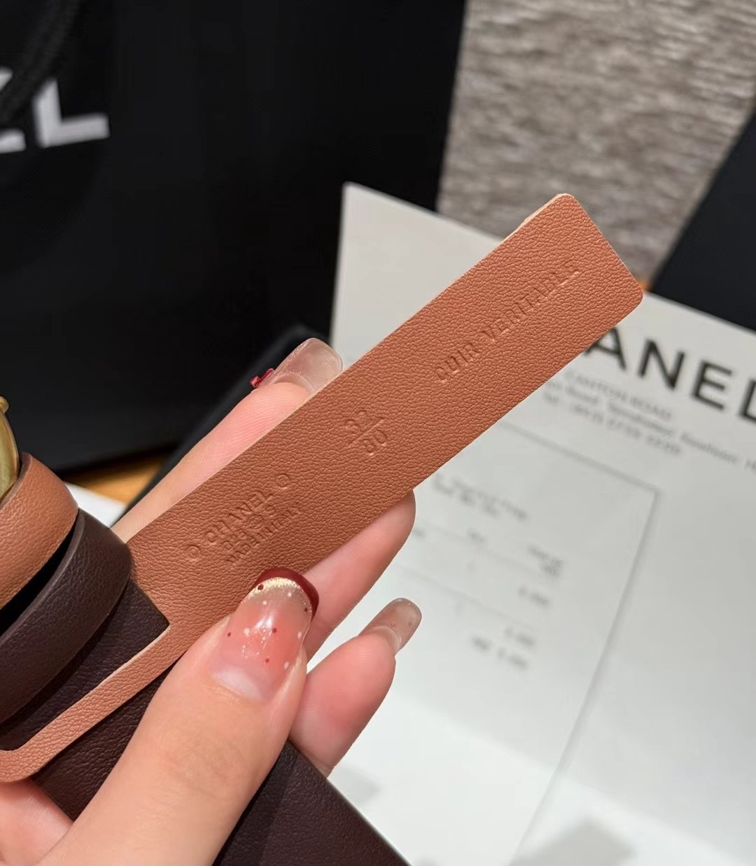 香家双面女士腰带这款采用头层牛皮制作，24p cc金色饰面logo扣，黄铜金属，双面小牛皮腰带，日常百搭