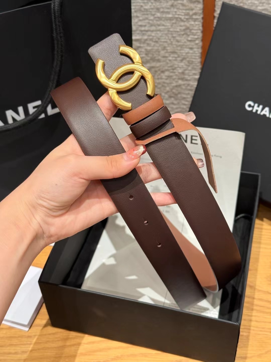 香家双面女士腰带这款采用头层牛皮制作，24p cc金色饰面logo扣，黄铜金属，双面小牛皮腰带，日常百搭