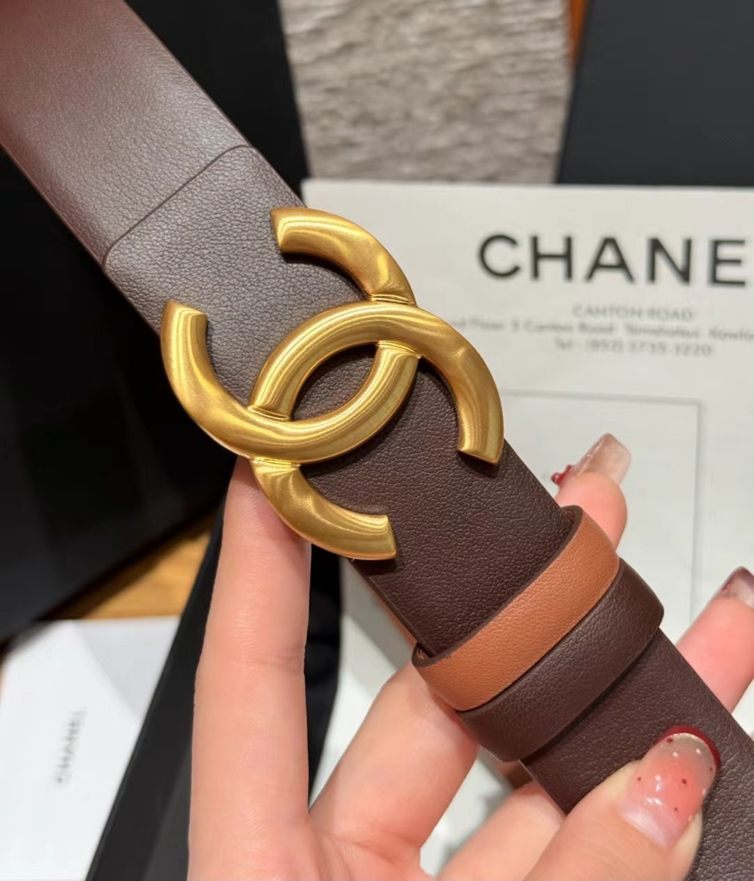 香家双面女士腰带这款采用头层牛皮制作，24p cc金色饰面logo扣，黄铜金属，双面小牛皮腰带，日常百搭