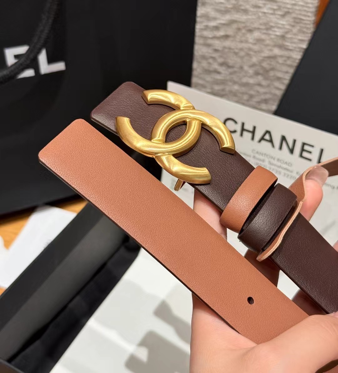 香家双面女士腰带这款采用头层牛皮制作，24p cc金色饰面logo扣，黄铜金属，双面小牛皮腰带，日常百搭