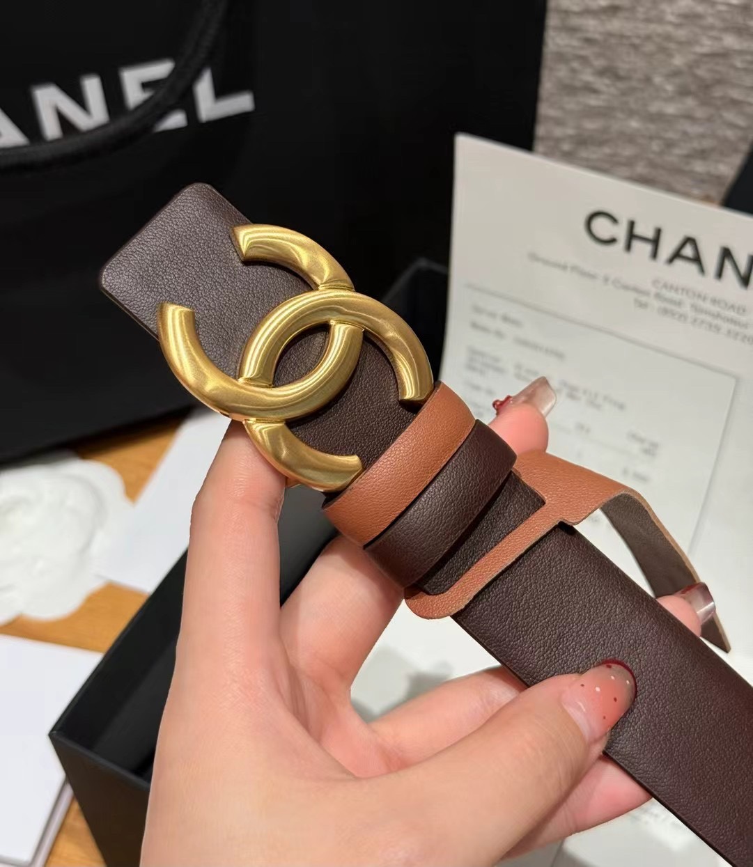 香家双面女士腰带这款采用头层牛皮制作，24p cc金色饰面logo扣，黄铜金属，双面小牛皮腰带，日常百搭