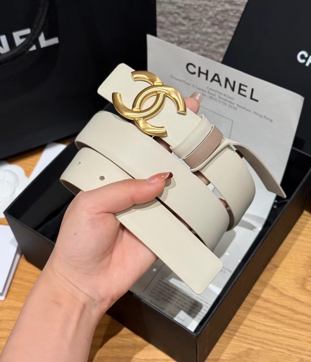 香家双面女士腰带这款采用头层牛皮制作，24p cc金色饰面logo扣，黄铜金属，双面小牛皮腰带，日常百搭