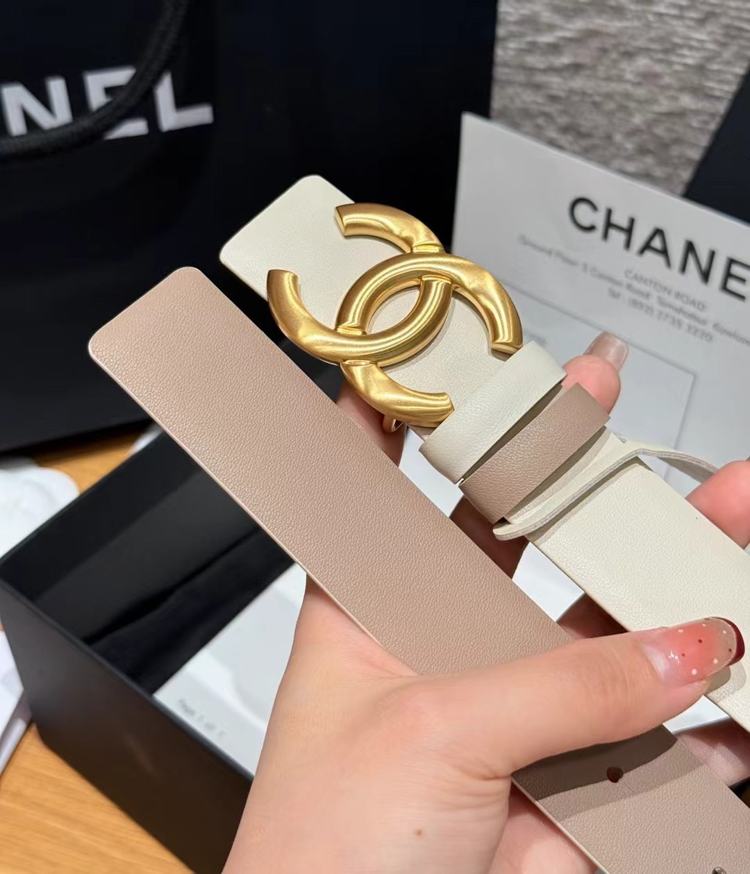 香家双面女士腰带这款采用头层牛皮制作，24p cc金色饰面logo扣，黄铜金属，双面小牛皮腰带，日常百搭