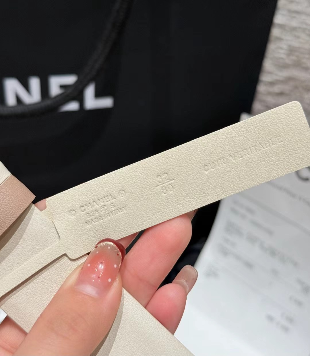 香家双面女士腰带这款采用头层牛皮制作，24p cc金色饰面logo扣，黄铜金属，双面小牛皮腰带，日常百搭