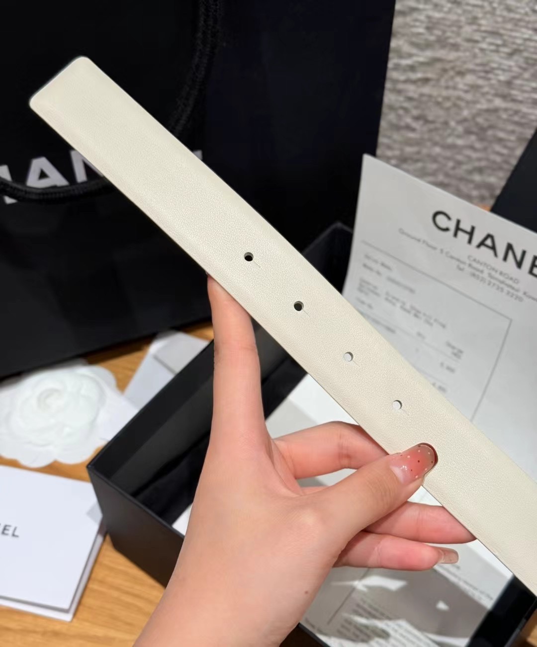 香家双面女士腰带这款采用头层牛皮制作，24p cc金色饰面logo扣，黄铜金属，双面小牛皮腰带，日常百搭