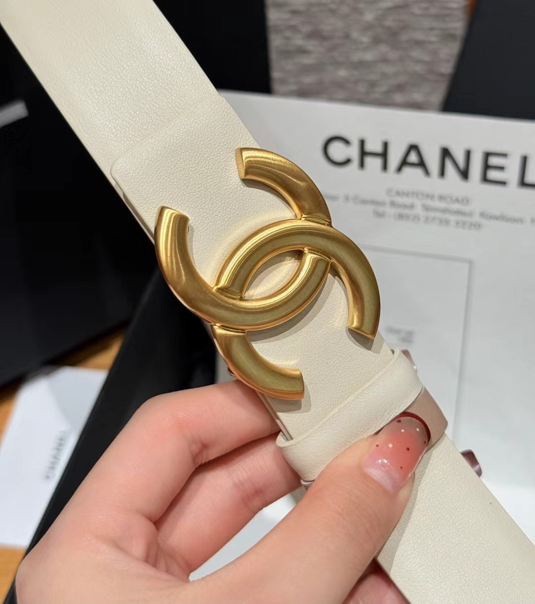 香家双面女士腰带这款采用头层牛皮制作，24p cc金色饰面logo扣，黄铜金属，双面小牛皮腰带，日常百搭