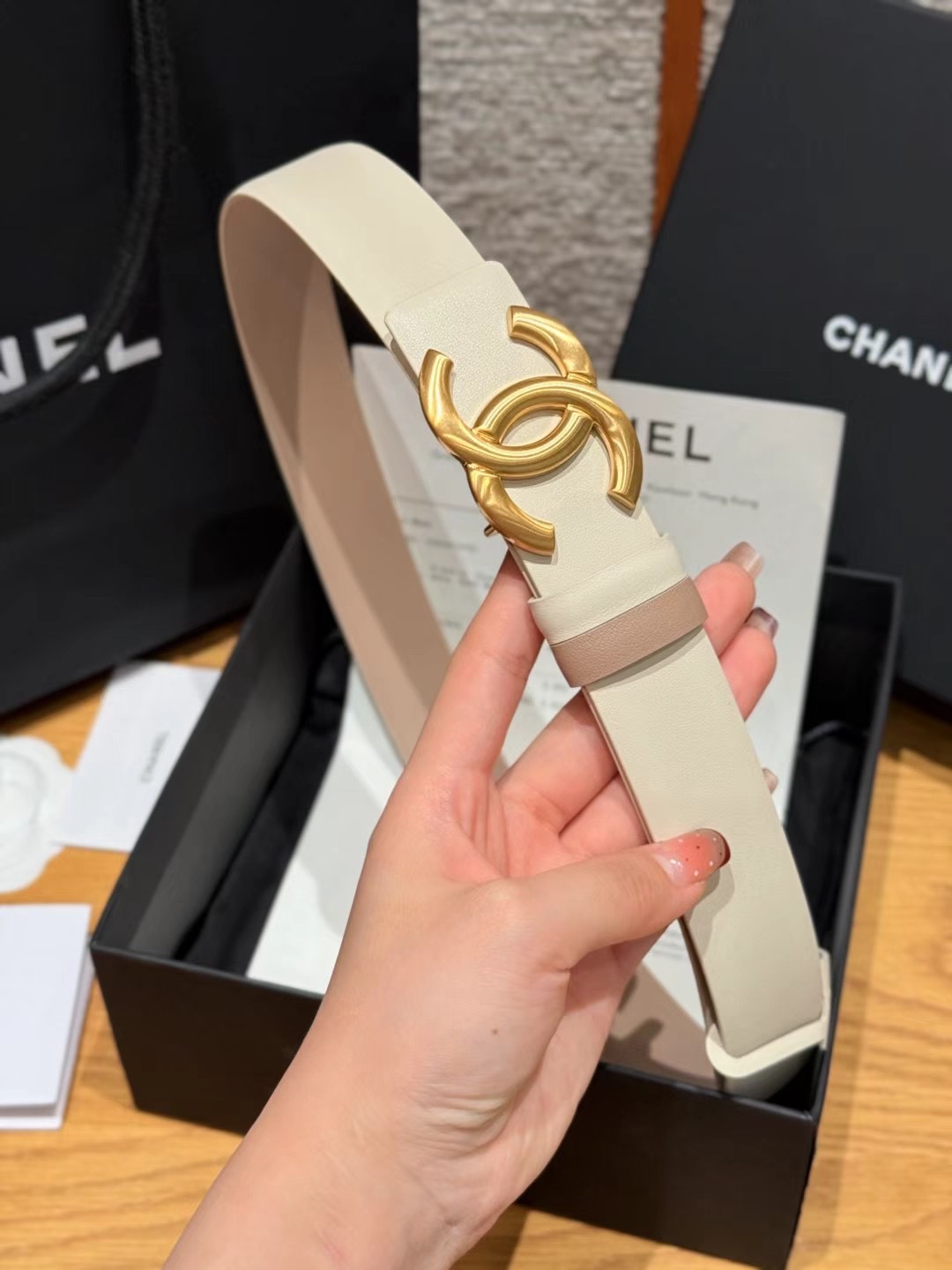 香家双面女士腰带这款采用头层牛皮制作，24p cc金色饰面logo扣，黄铜金属，双面小牛皮腰带，日常百搭