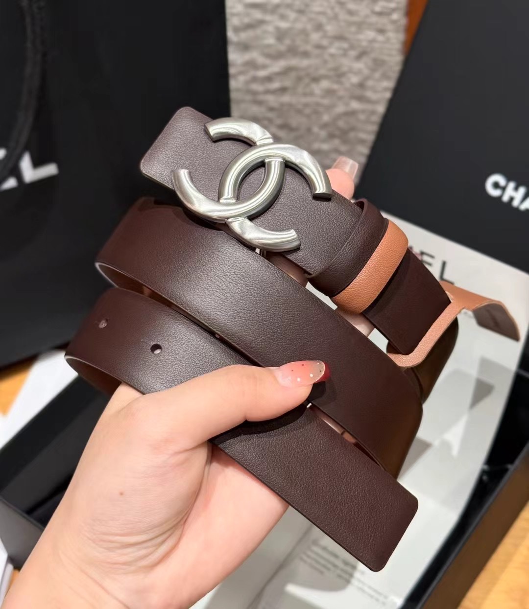 香家双面女士腰带这款采用头层牛皮制作，24p cc金色饰面logo扣，黄铜金属，双面小牛皮腰带，日常百搭