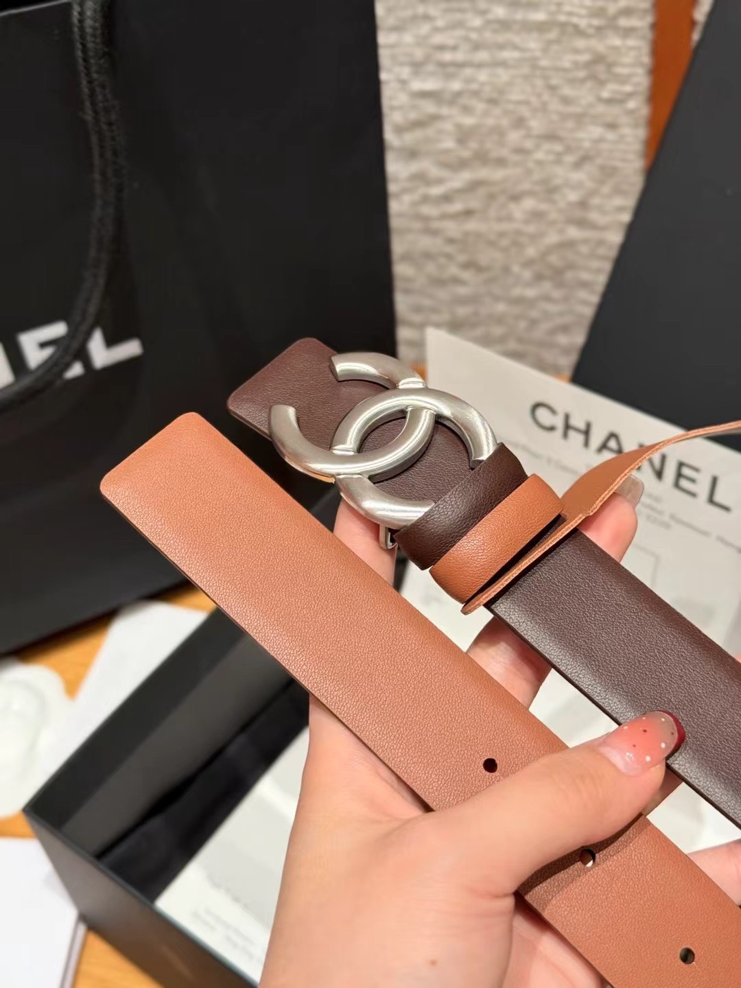 香家双面女士腰带这款采用头层牛皮制作，24p cc金色饰面logo扣，黄铜金属，双面小牛皮腰带，日常百搭