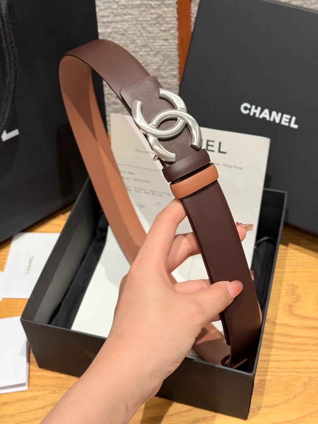 香家双面女士腰带这款采用头层牛皮制作，24p cc金色饰面logo扣，黄铜金属，双面小牛皮腰带，日常百搭