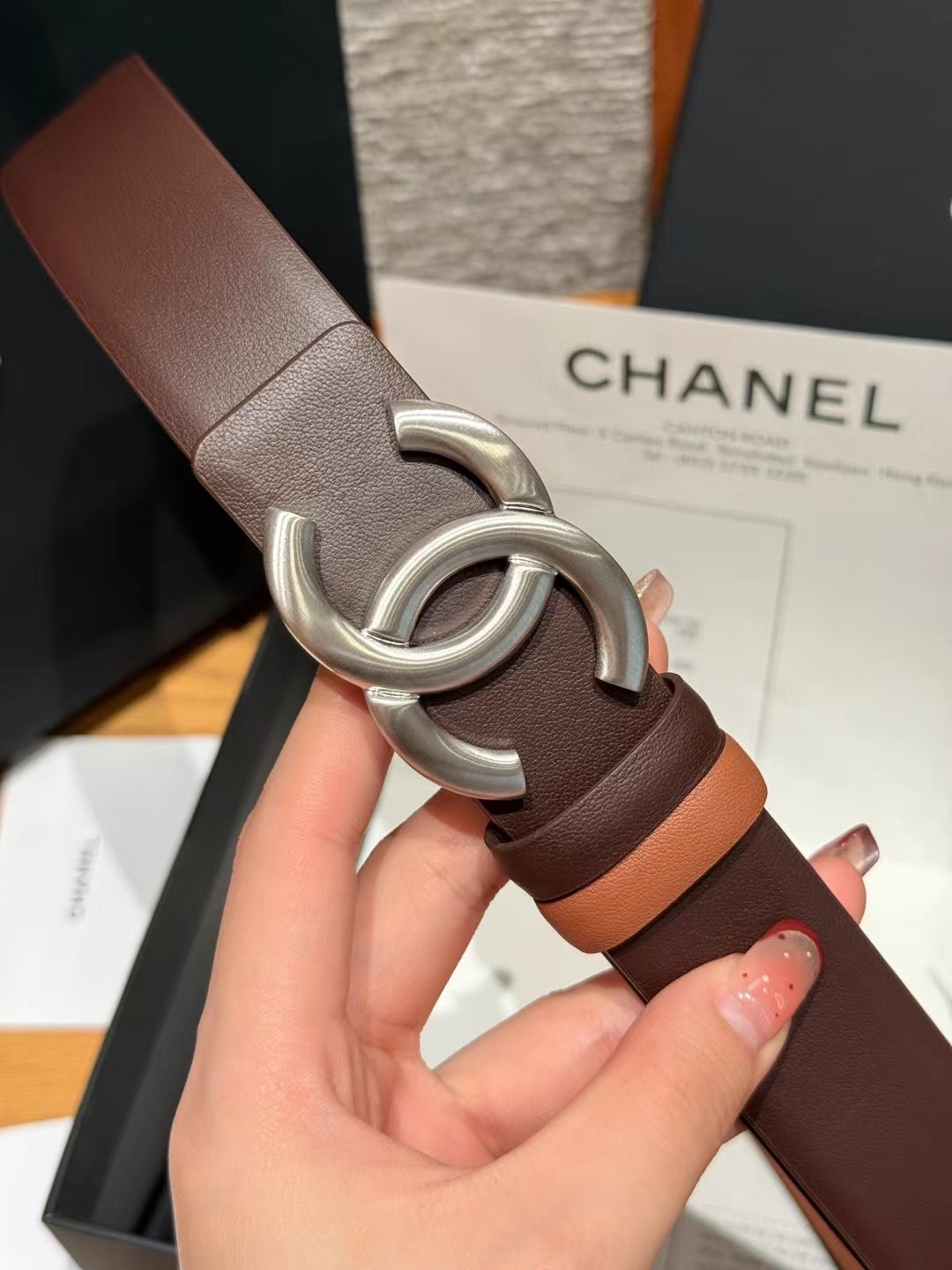 香家双面女士腰带这款采用头层牛皮制作，24p cc金色饰面logo扣，黄铜金属，双面小牛皮腰带，日常百搭