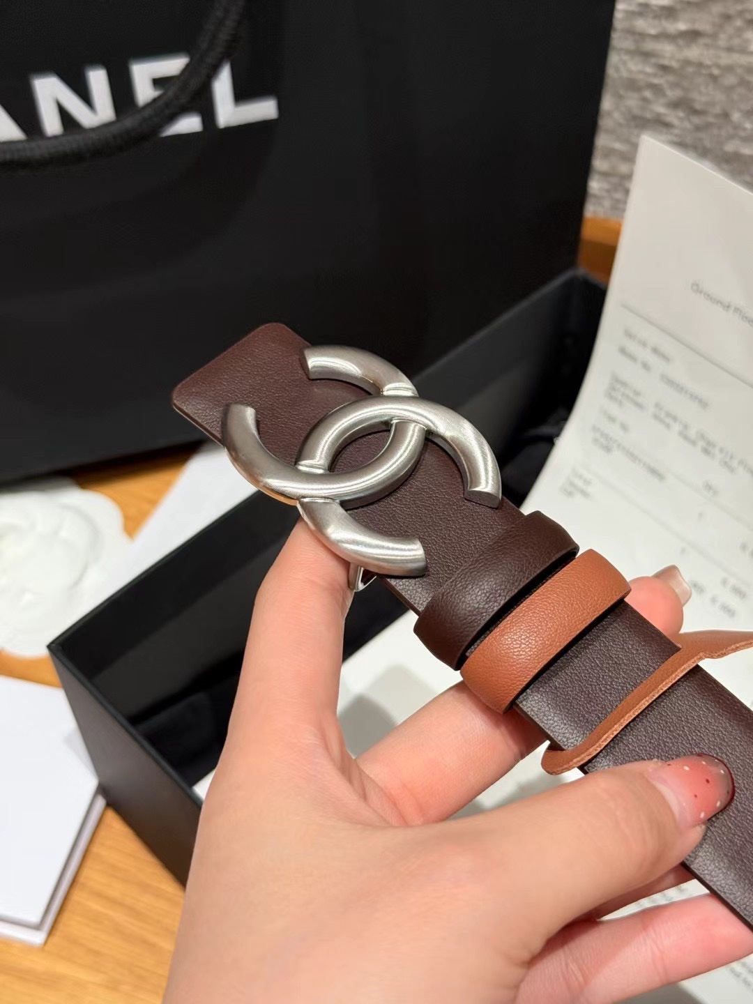 香家双面女士腰带这款采用头层牛皮制作，24p cc金色饰面logo扣，黄铜金属，双面小牛皮腰带，日常百搭