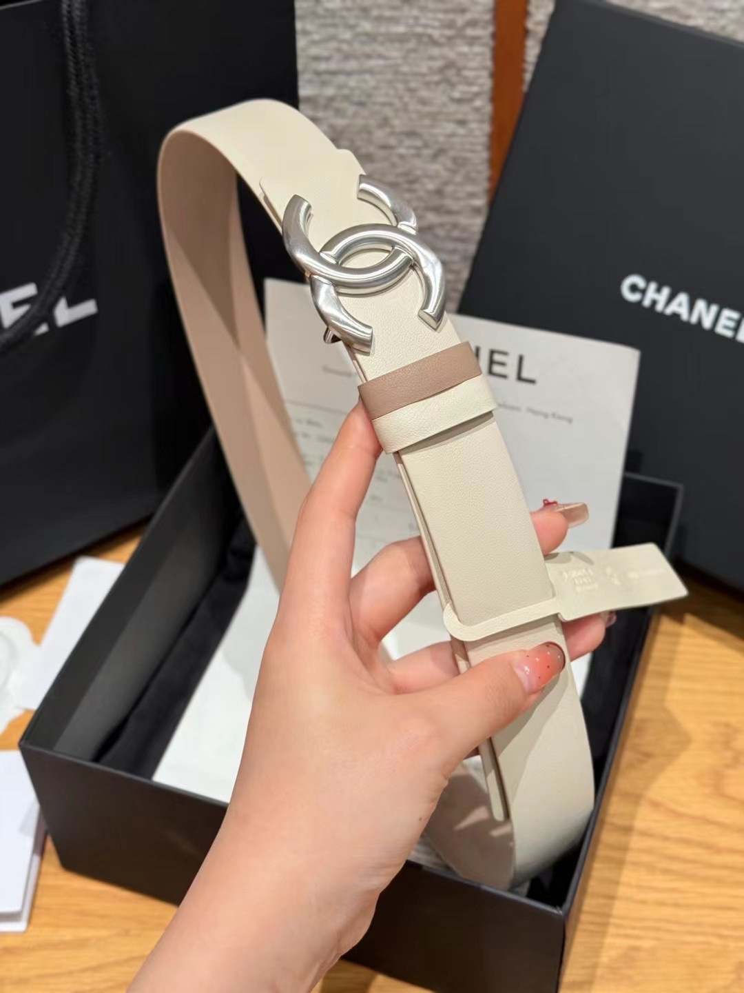 香家双面女士腰带这款采用头层牛皮制作，24p cc金色饰面logo扣，黄铜金属，双面小牛皮腰带，日常百搭