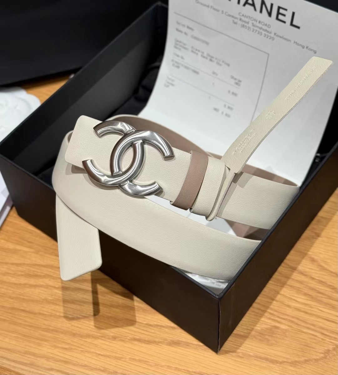 香家双面女士腰带这款采用头层牛皮制作，24p cc金色饰面logo扣，黄铜金属，双面小牛皮腰带，日常百搭