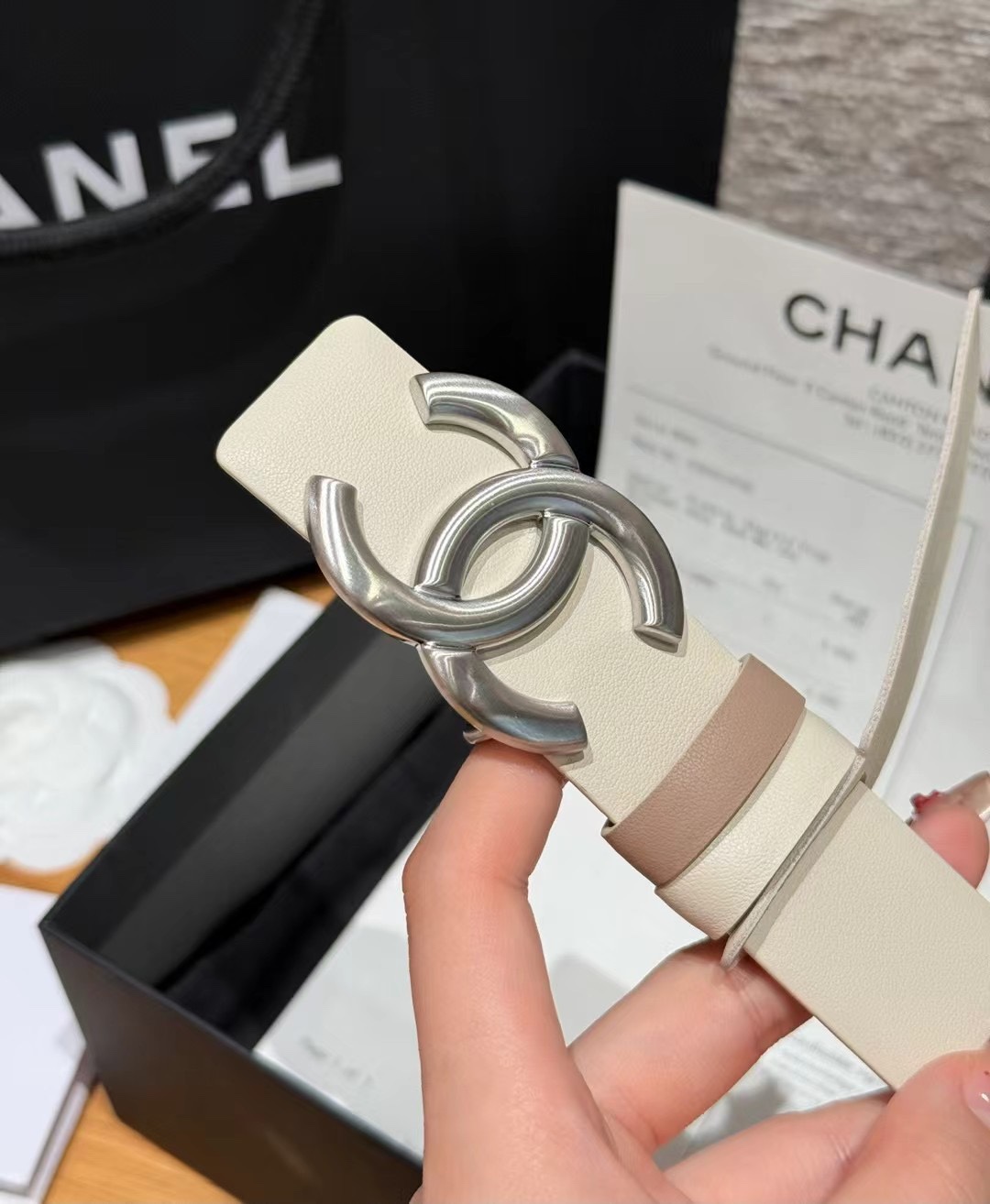 香家双面女士腰带这款采用头层牛皮制作，24p cc金色饰面logo扣，黄铜金属，双面小牛皮腰带，日常百搭