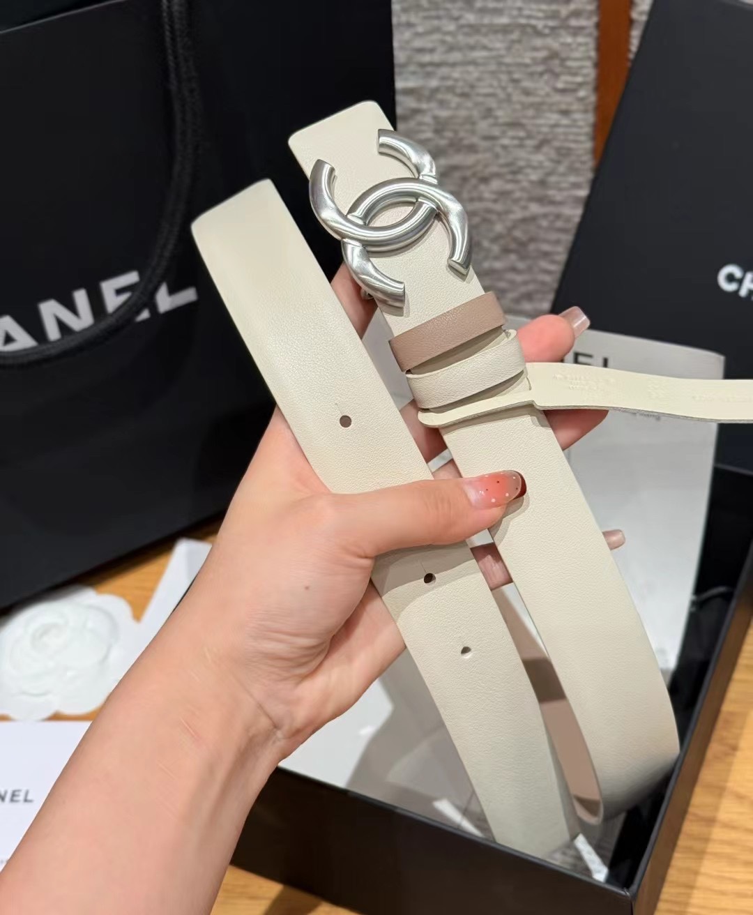 香家双面女士腰带这款采用头层牛皮制作，24p cc金色饰面logo扣，黄铜金属，双面小牛皮腰带，日常百搭