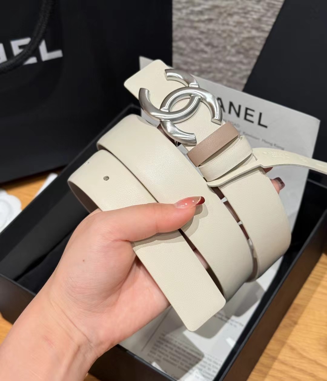 香家双面女士腰带这款采用头层牛皮制作，24p cc金色饰面logo扣，黄铜金属，双面小牛皮腰带，日常百搭