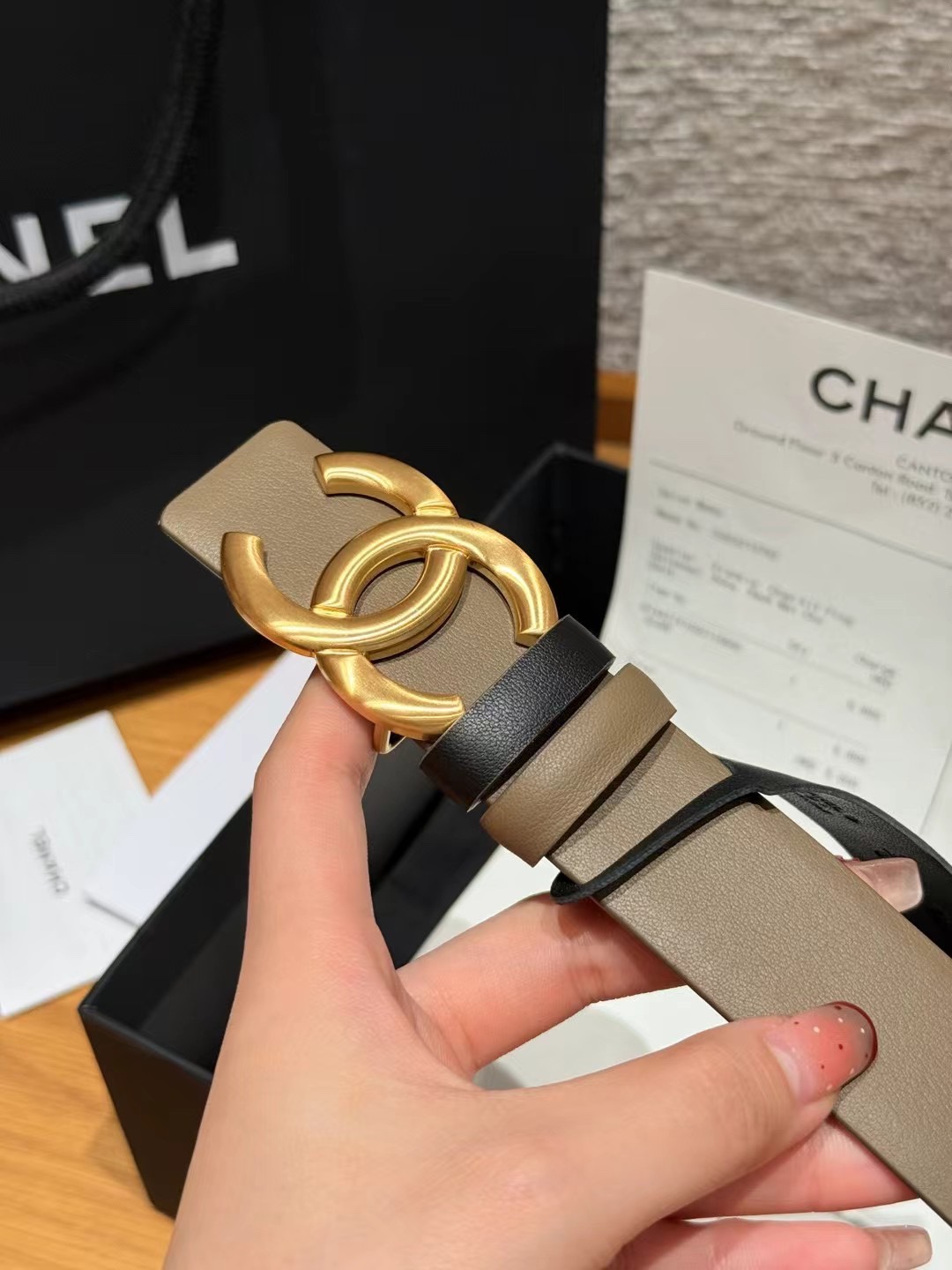 香家双面女士腰带这款采用头层牛皮制作，24p cc金色饰面logo扣，黄铜金属，双面小牛皮腰带，日常百搭