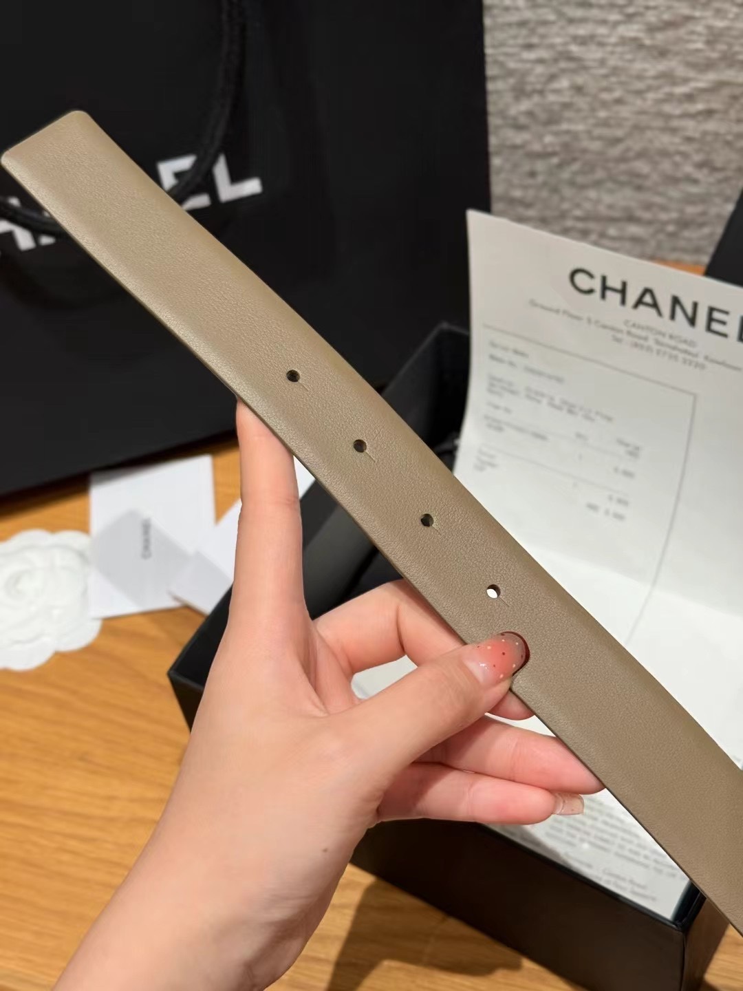 香家双面女士腰带这款采用头层牛皮制作，24p cc金色饰面logo扣，黄铜金属，双面小牛皮腰带，日常百搭