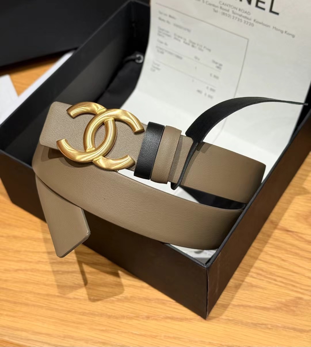 香家双面女士腰带这款采用头层牛皮制作，24p cc金色饰面logo扣，黄铜金属，双面小牛皮腰带，日常百搭