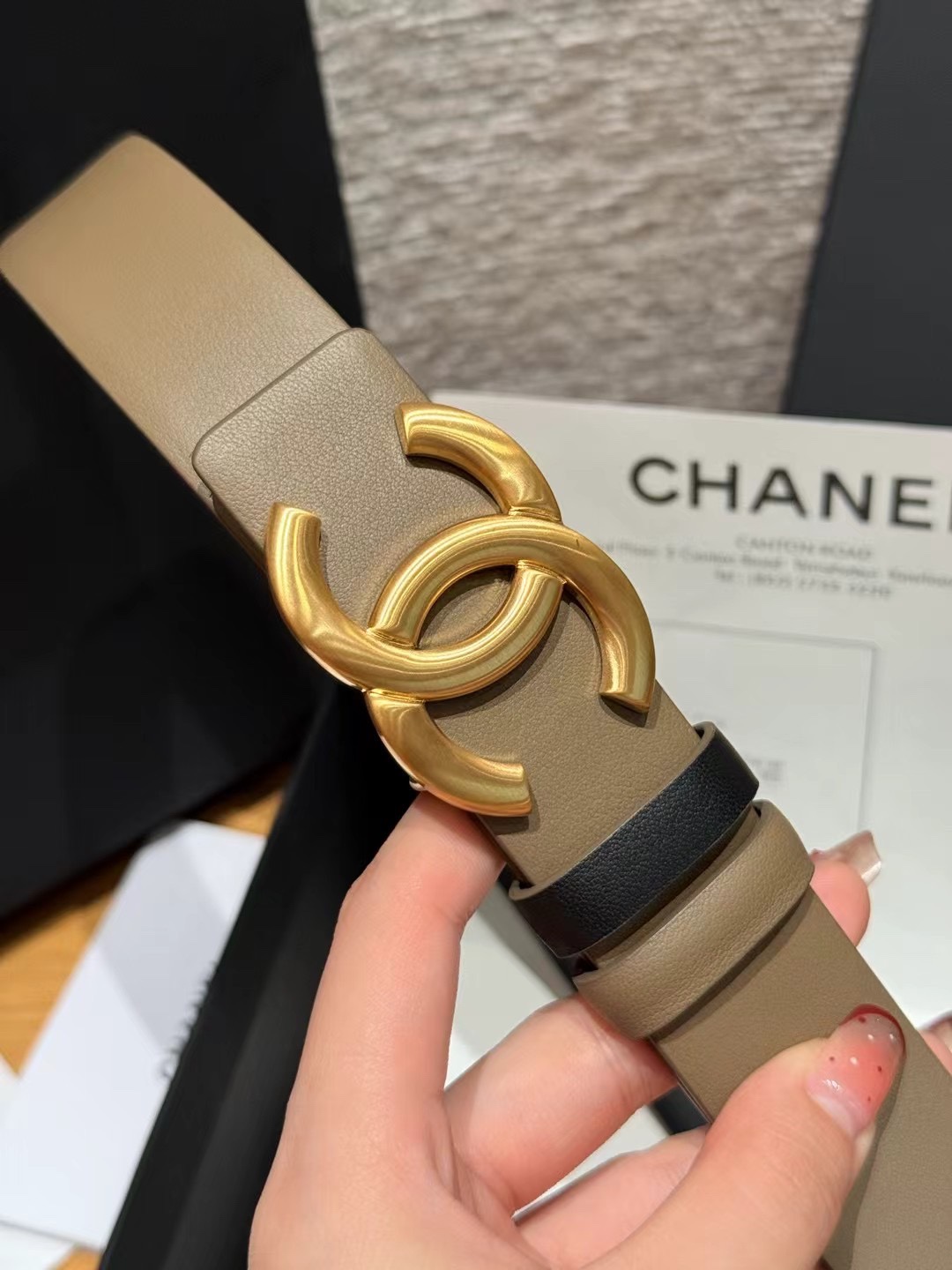 香家双面女士腰带这款采用头层牛皮制作，24p cc金色饰面logo扣，黄铜金属，双面小牛皮腰带，日常百搭