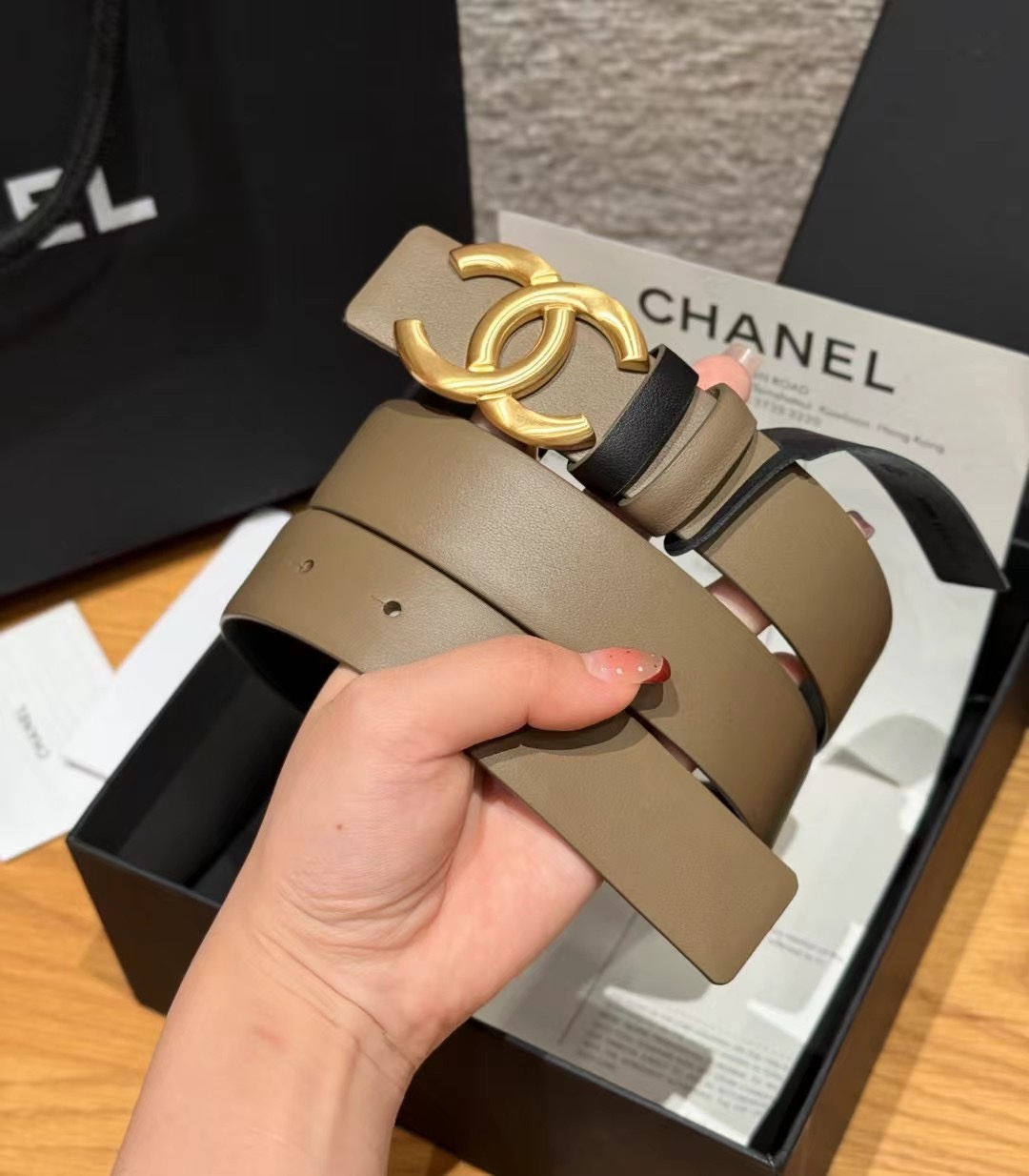 香家双面女士腰带这款采用头层牛皮制作，24p cc金色饰面logo扣，黄铜金属，双面小牛皮腰带，日常百搭