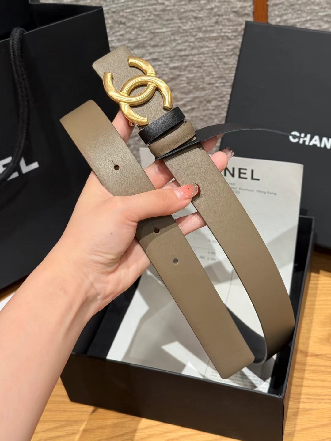 香家双面女士腰带这款采用头层牛皮制作，24p cc金色饰面logo扣，黄铜金属，双面小牛皮腰带，日常百搭