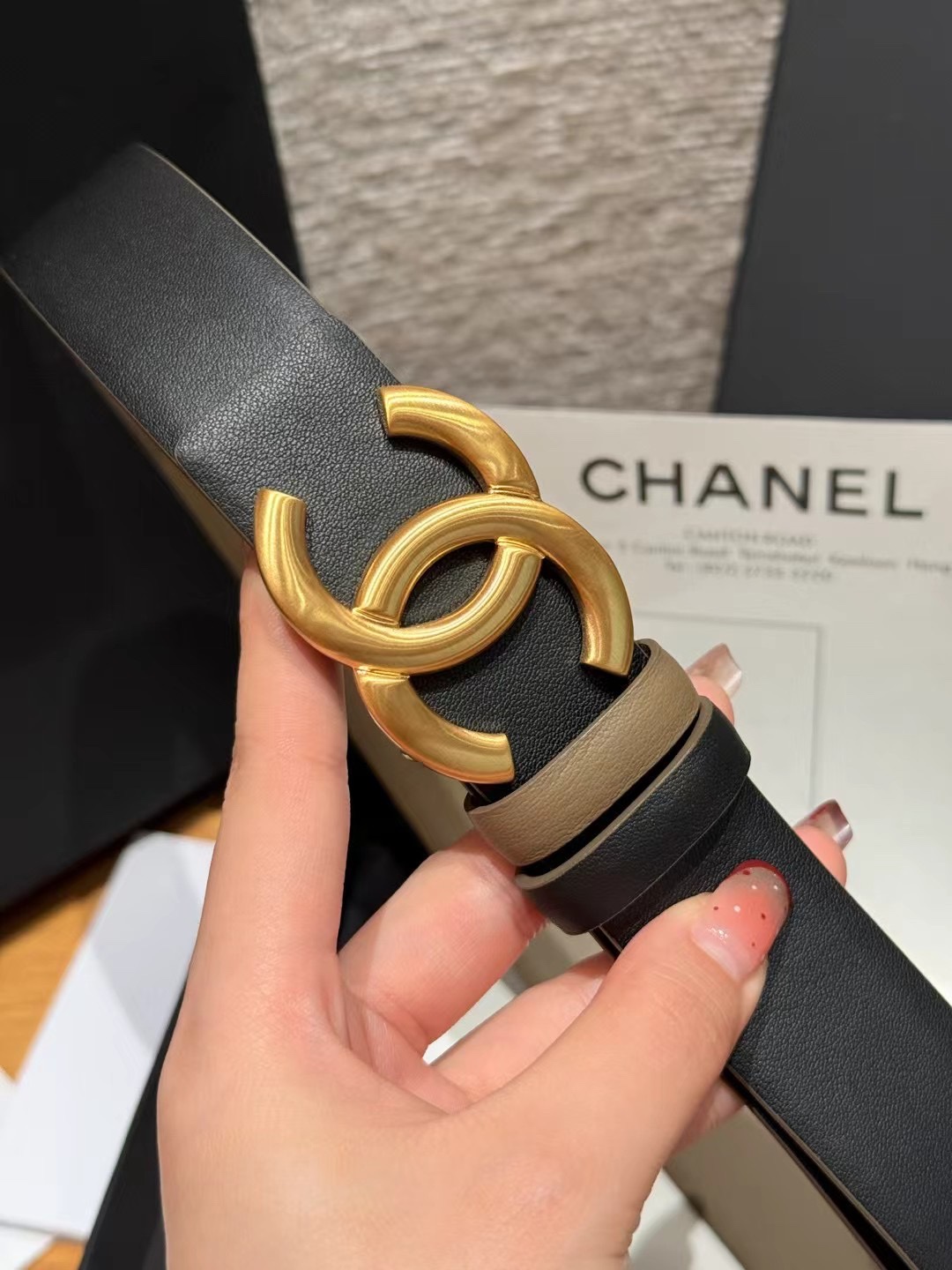 香家双面女士腰带这款采用头层牛皮制作，24p cc金色饰面logo扣，黄铜金属，双面小牛皮腰带，日常百搭