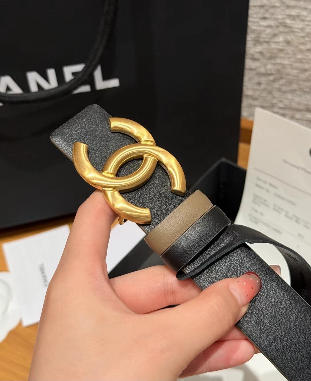 香家双面女士腰带这款采用头层牛皮制作，24p cc金色饰面logo扣，黄铜金属，双面小牛皮腰带，日常百搭
