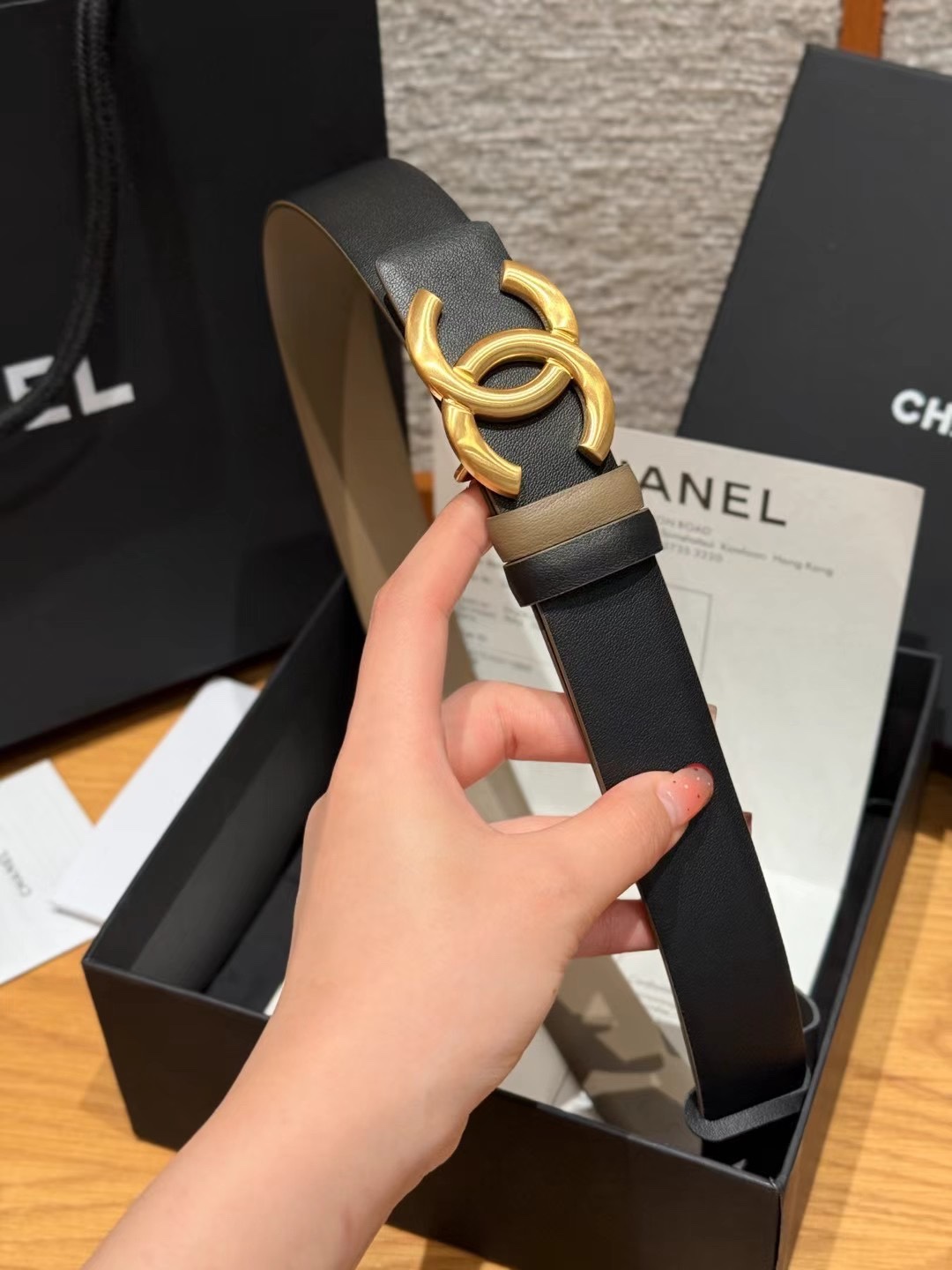 香家双面女士腰带这款采用头层牛皮制作，24p cc金色饰面logo扣，黄铜金属，双面小牛皮腰带，日常百搭