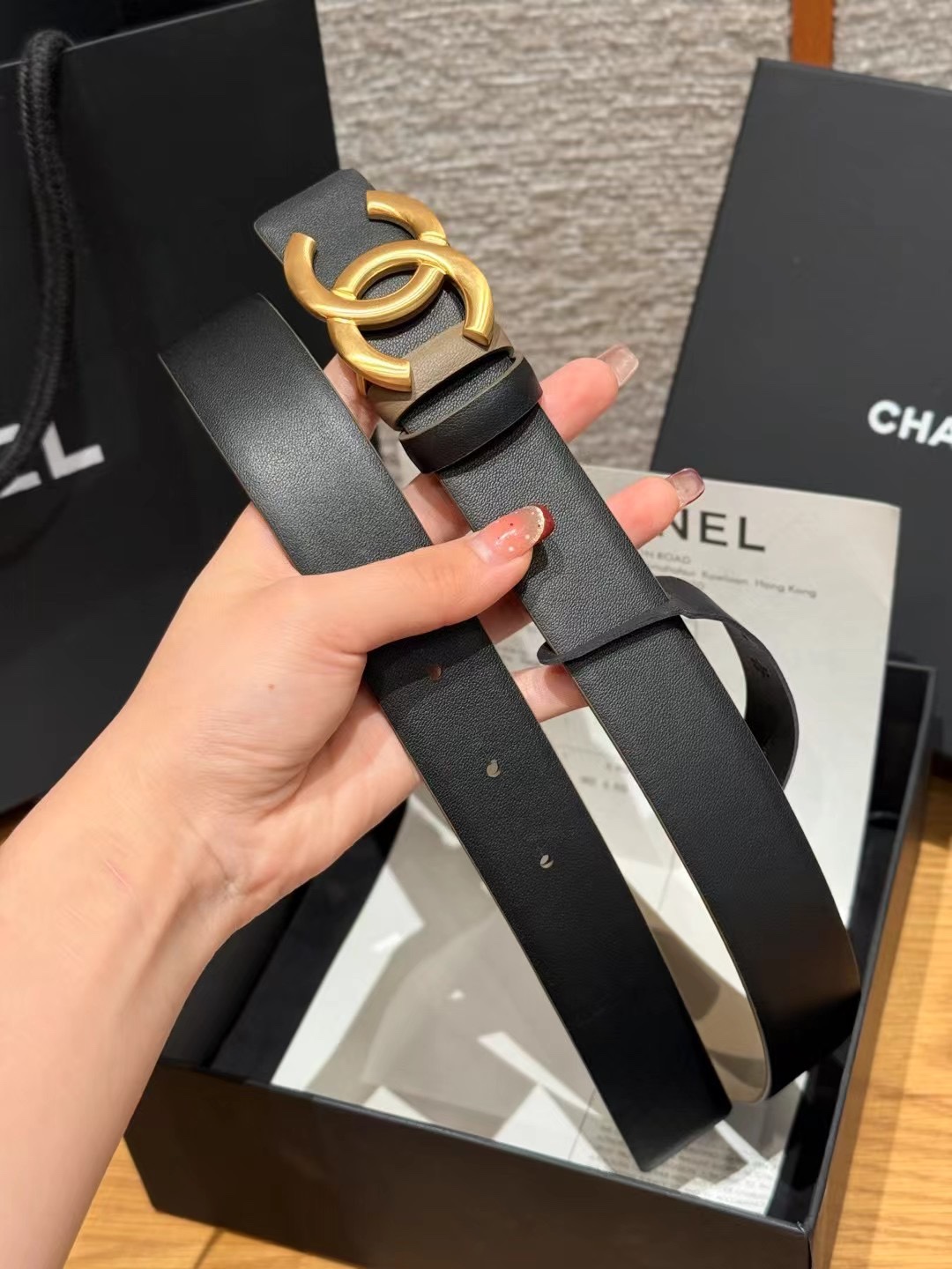 香家双面女士腰带这款采用头层牛皮制作，24p cc金色饰面logo扣，黄铜金属，双面小牛皮腰带，日常百搭