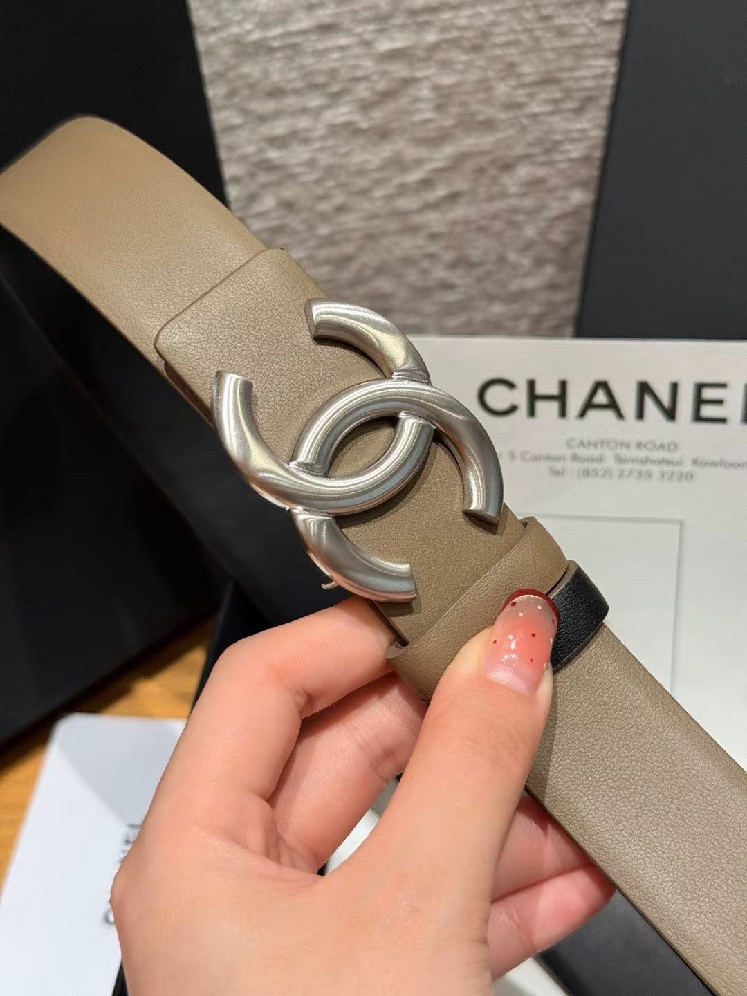 香家双面女士腰带这款采用头层牛皮制作，24p cc金色饰面logo扣，黄铜金属，双面小牛皮腰带，日常百搭