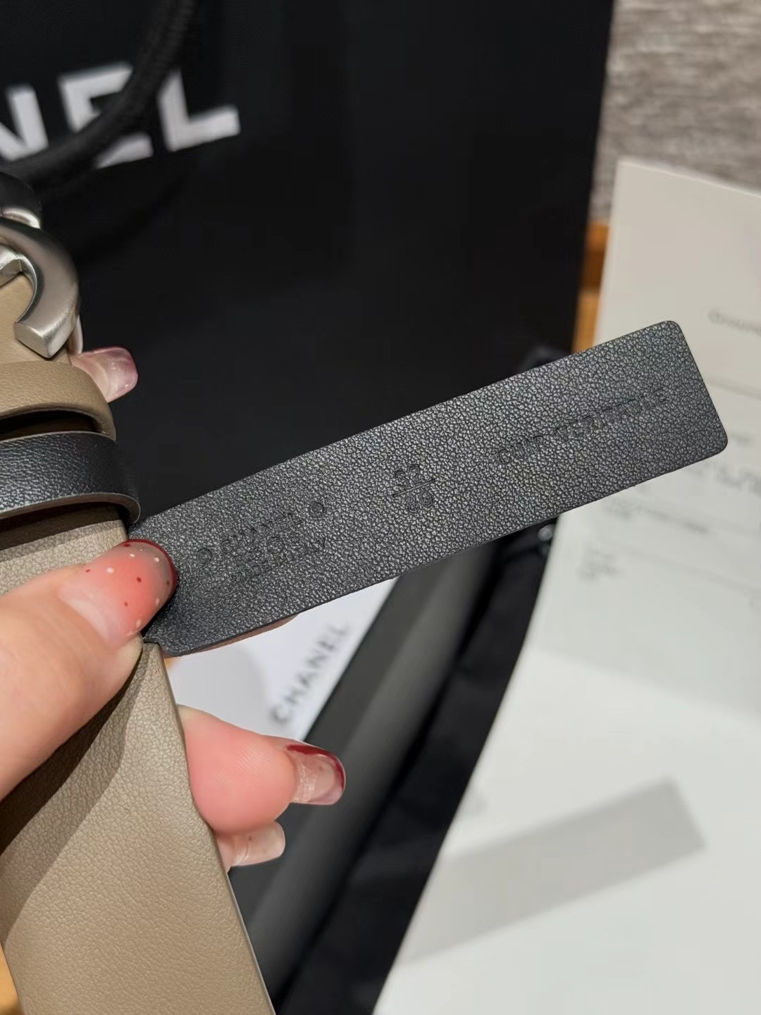 香家双面女士腰带这款采用头层牛皮制作，24p cc金色饰面logo扣，黄铜金属，双面小牛皮腰带，日常百搭