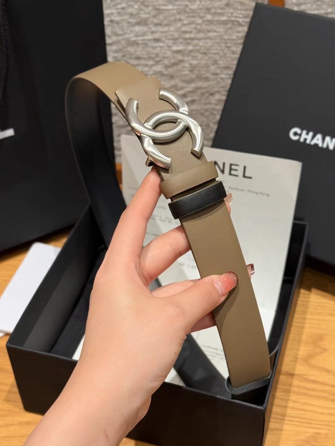 香家双面女士腰带这款采用头层牛皮制作，24p cc金色饰面logo扣，黄铜金属，双面小牛皮腰带，日常百搭