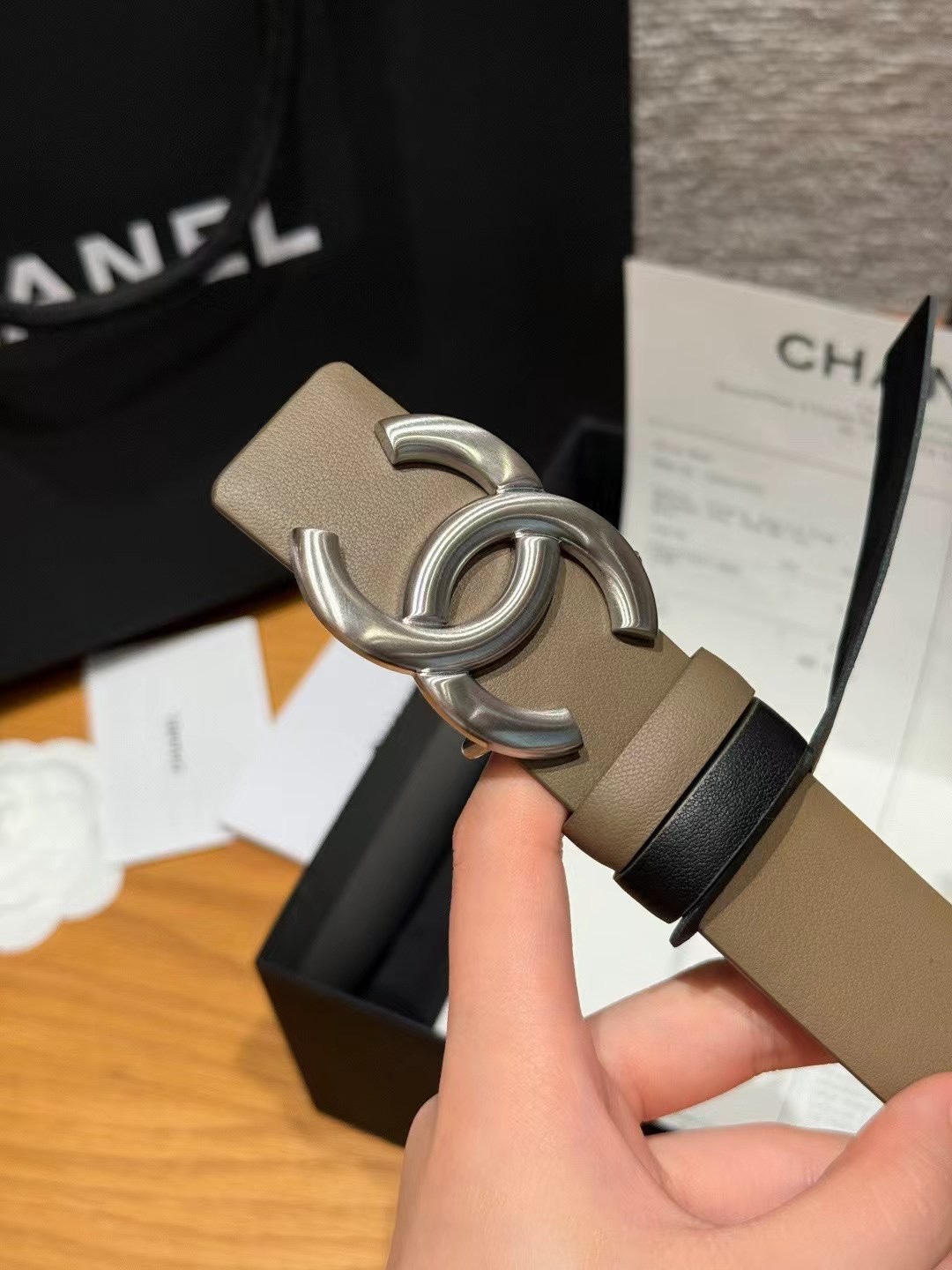 香家双面女士腰带这款采用头层牛皮制作，24p cc金色饰面logo扣，黄铜金属，双面小牛皮腰带，日常百搭